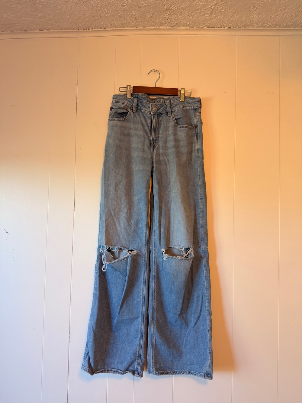 American Eagle Outfitters Light Blue Wide-Leg Ripped Jeans Women’s Size 2 Long